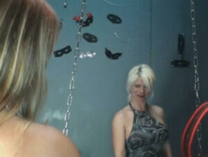 NadjaSummer Porno Video: Freundin fickt mich im SM Zimmer!